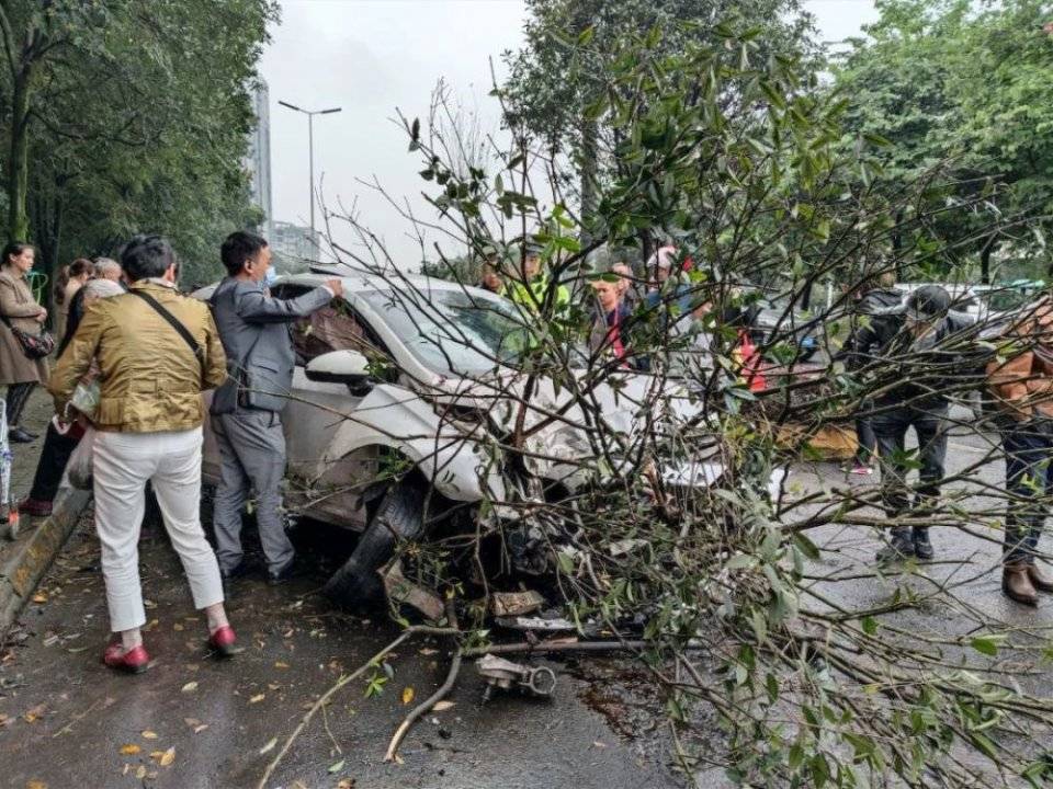 乐山车祸实时新闻图片