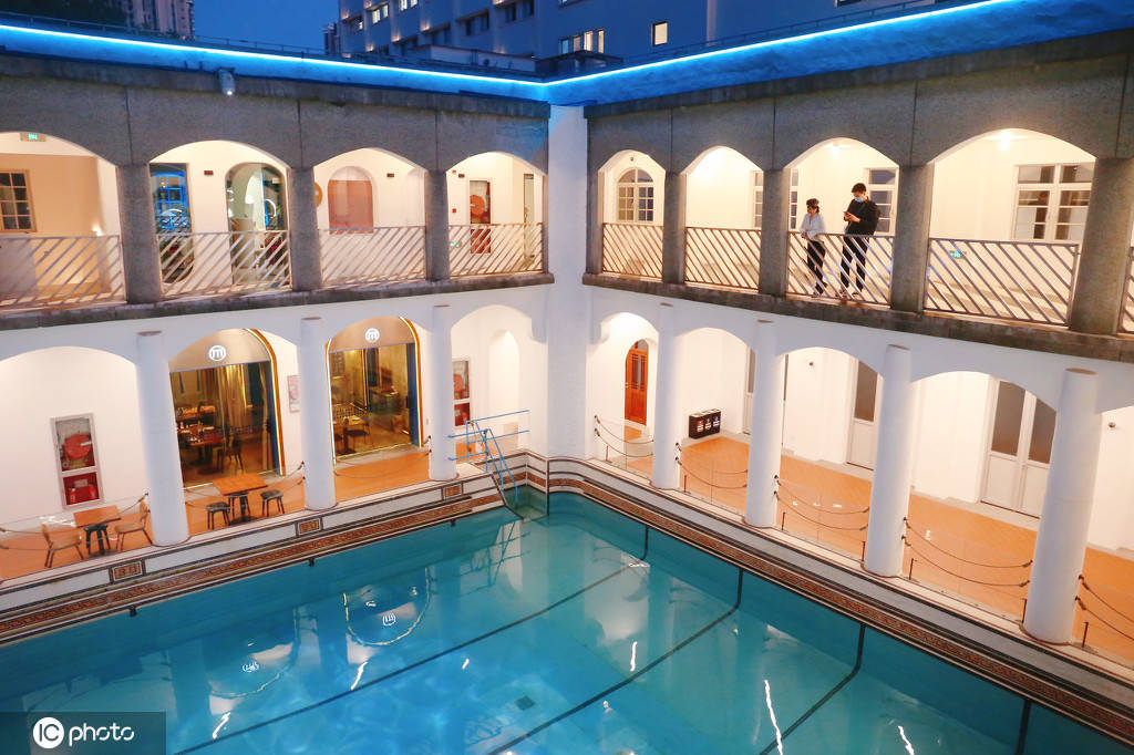 上海:"网红泳池"古典建筑夜景引市民游客打卡