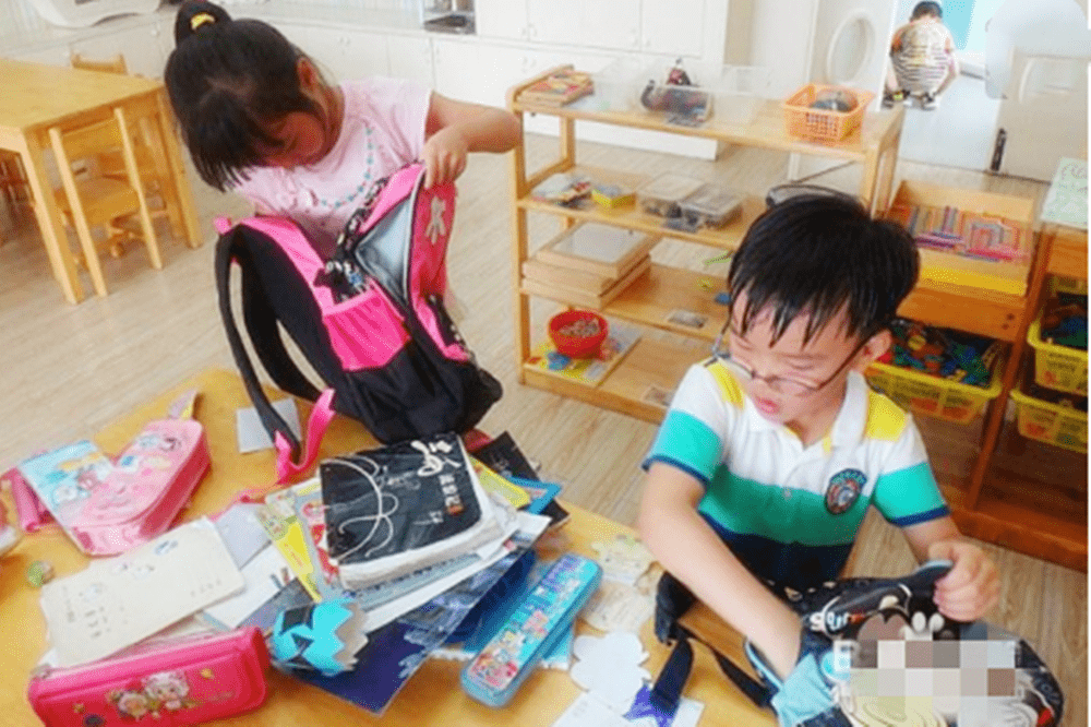 孩子的书包千万不能翻!里面的东西简直超出想象范围,又惊又喜