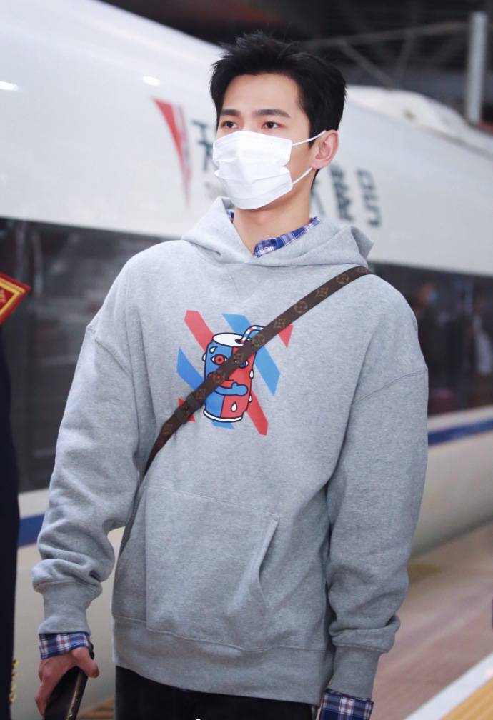 杨洋灰色卫衣造型