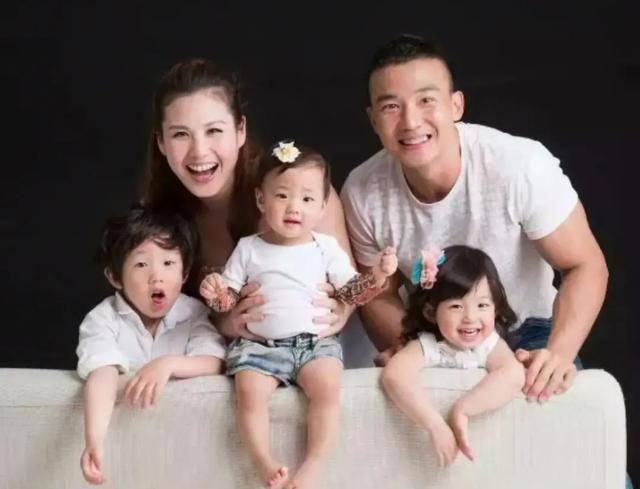 恋爱20年,面对宇宙恩赐的一个个家人们,刘畊宏变得越来越耐心,温柔.