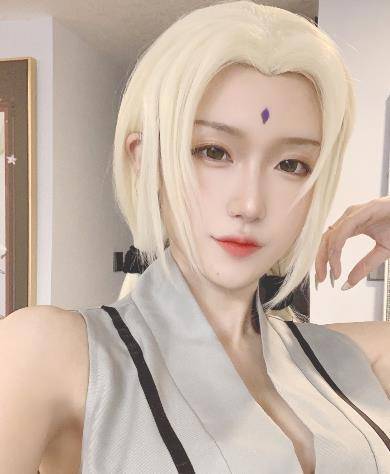 从saber alter可以发现,腐团儿本人非常适合银色发系的二次元角色.