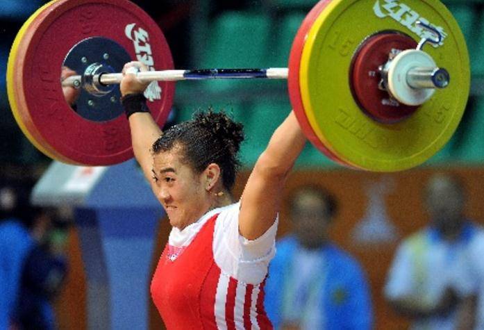 她是一代举重冠军,生在中国,却声称与中国毫无干系_手机搜狐网