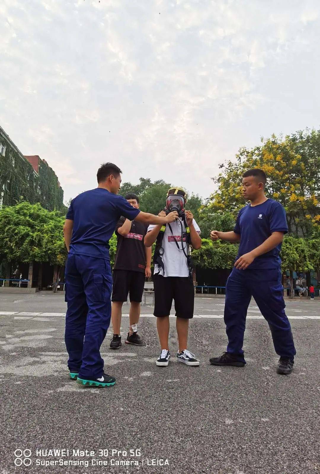 保定美术中学生命健康与安全课程消防演练与法制安全一个都不能少