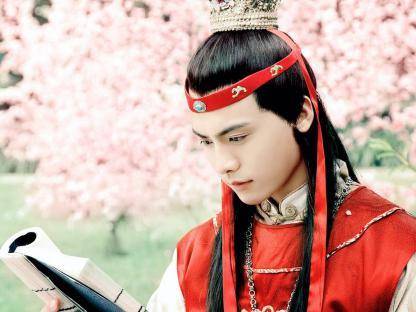 2010年《黛玉传》的播出,马天宇饰演贾宝玉,头上戴着束发嵌宝紫金冠