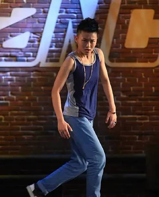 王锵早年cos曝光,野性糙汉曾是女装大佬?