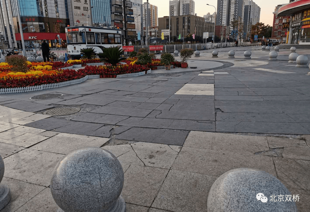 未来双桥万达 北京东星时尚广场开始重新铺设地面砖_手机搜狐网