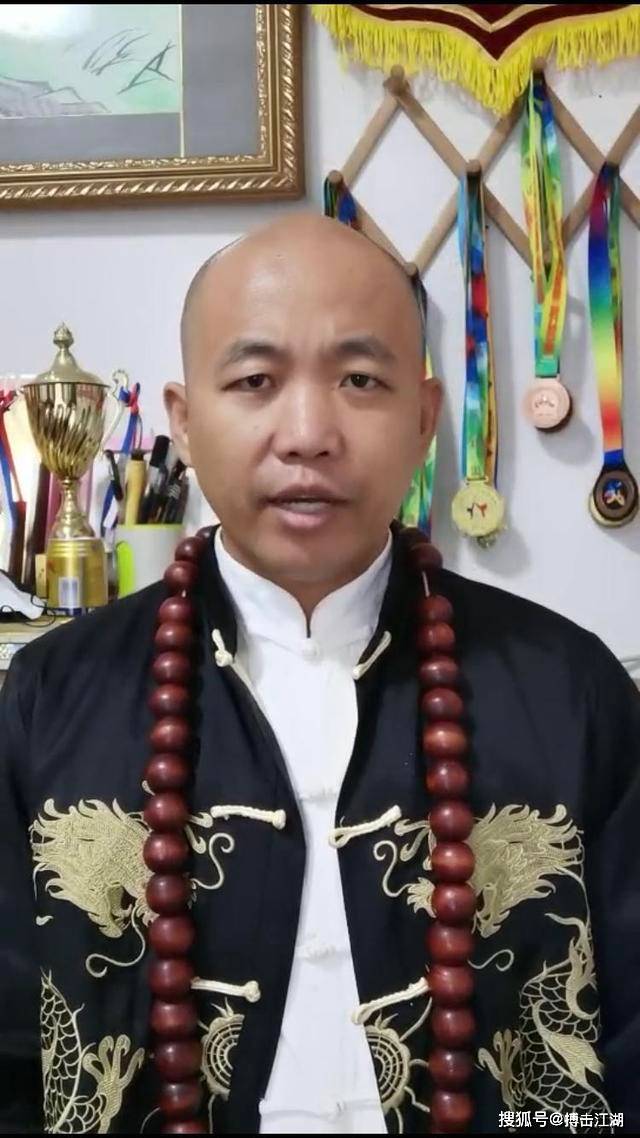 展腾也曾经拿下过浙江金华当地举办的传武铁砂掌大赛冠军,也有一定的