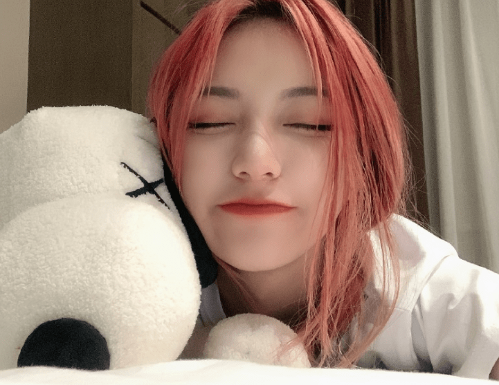 瘦脸过度太尴尬,刀小刀最新换装视频又翻车,下巴成了锥子?