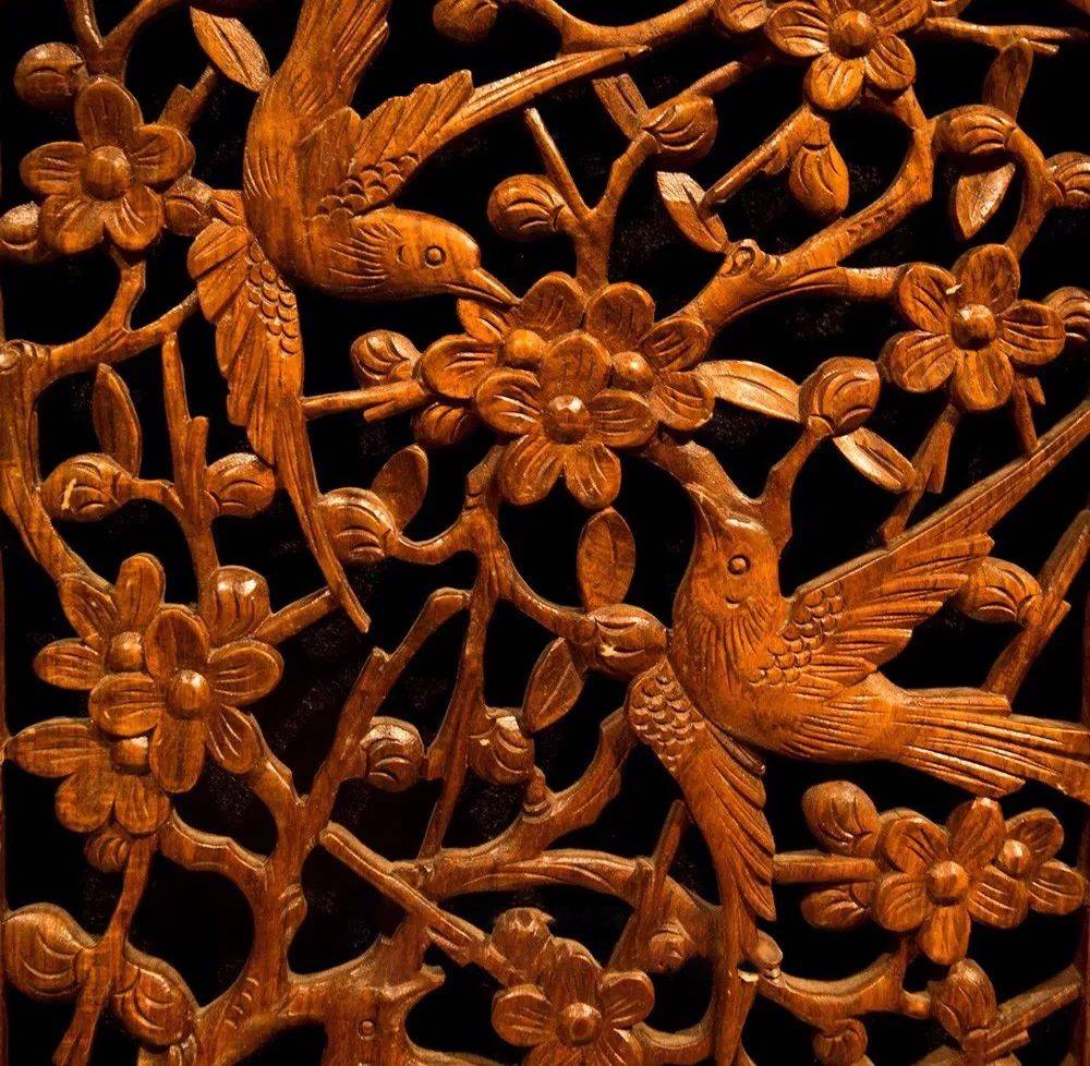 一些鱼虫花草的图案也被雕刻在家具上以此来表达福禄嘉瑞中国吉祥花卉