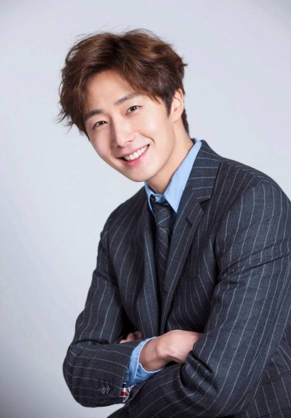 丁一宇帅气近照公开出身医生世家家世显赫凭搞笑一家人一炮而红