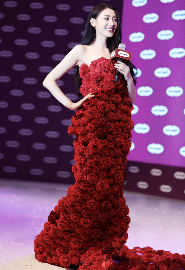 张天爱为秀身材放大招拿一束玫瑰花当裙子穿大胆造型无人敢试