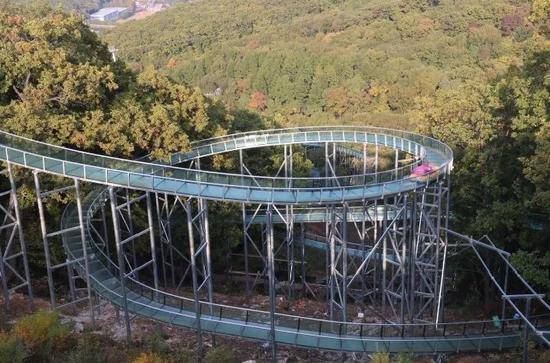 3000 米,落差高达 180 余米,似"山舞银蛇",盘踞于山林树木之间,玻璃桥