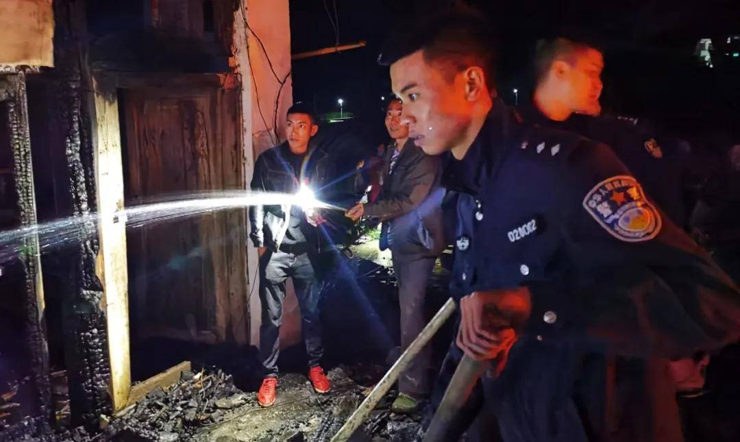 深夜,播州一村民家中突发火灾,民警逆行火场及时扑救!