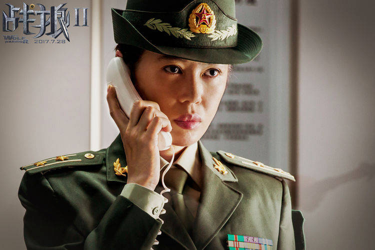 六大当红女明星的军装照,谁可以代表中国女军人应有的风范?