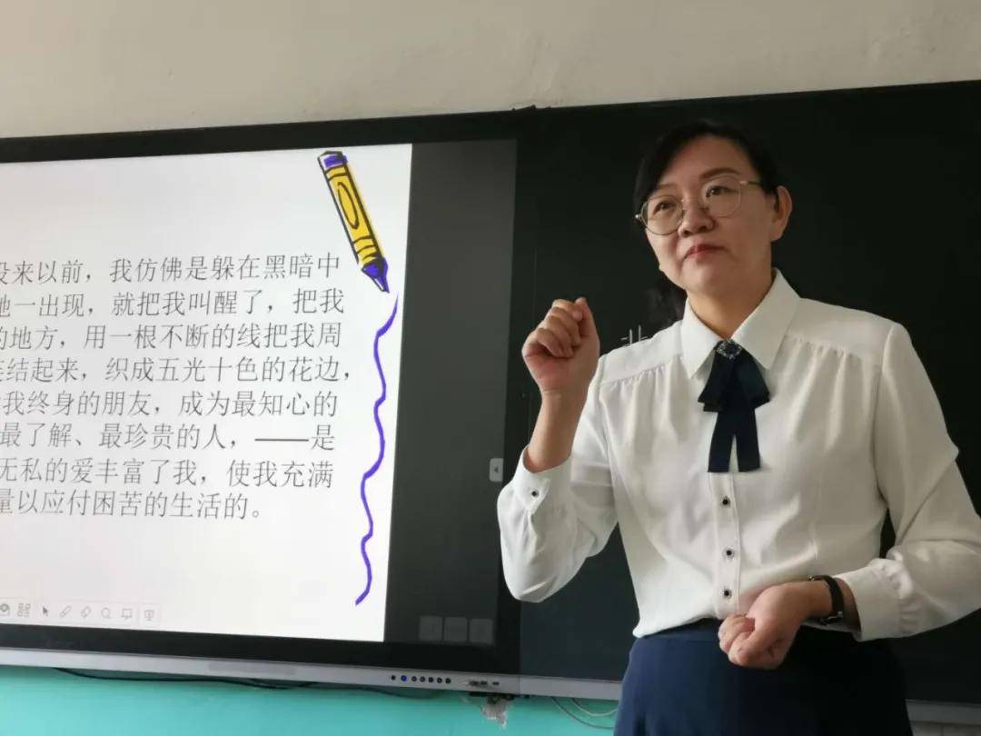 与学生一起徜徉在课堂,和颜悦色地走进学生中间,上课的老师精神抖擞地