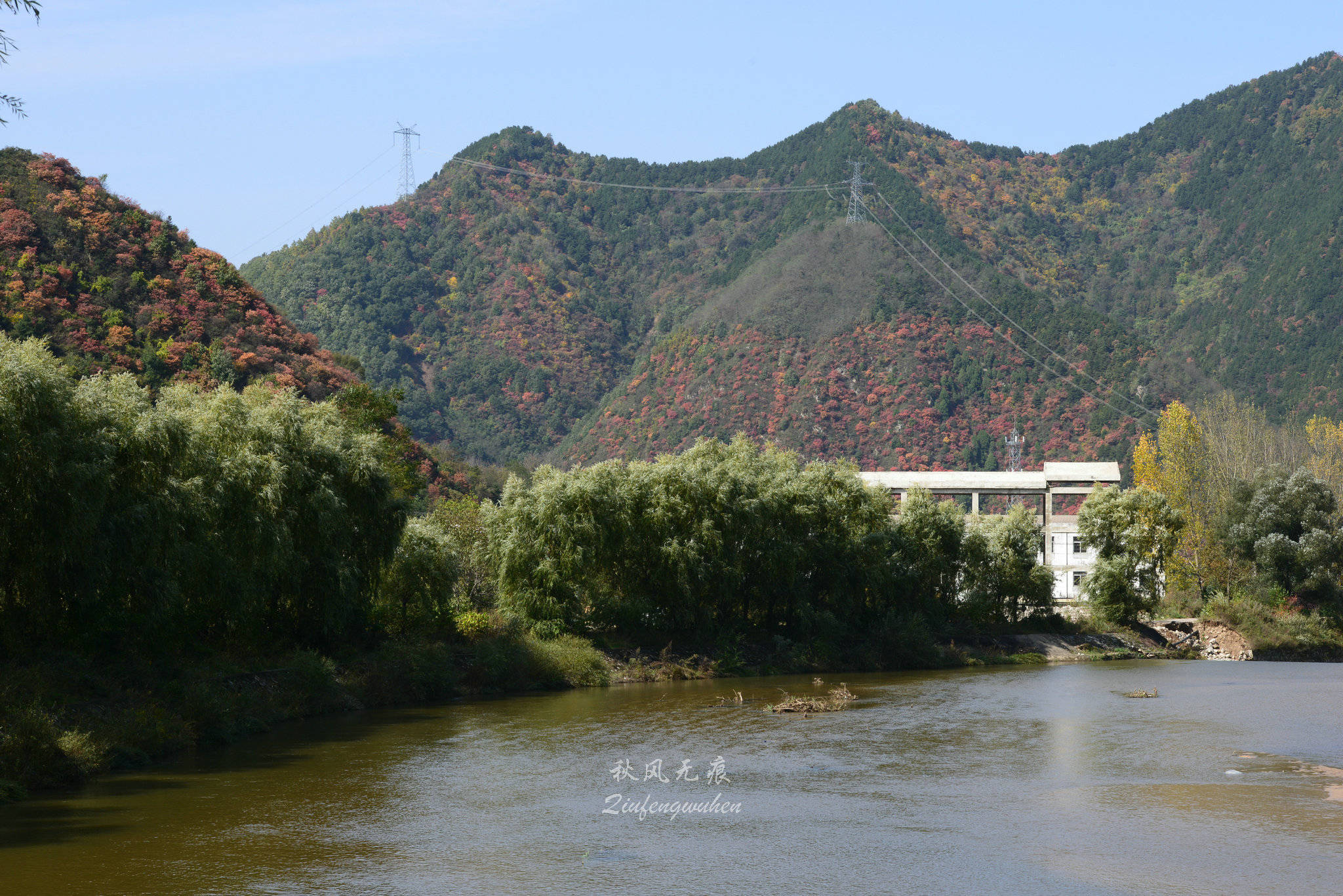 秦嶺梁俯瞰壯觀山谷間的大散關與蜿蜒的川陝公路