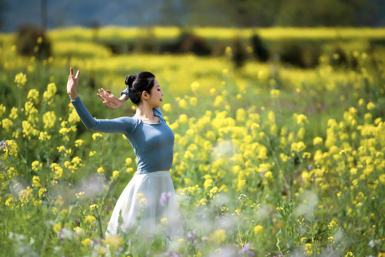 油菜花人像小清新照片图片