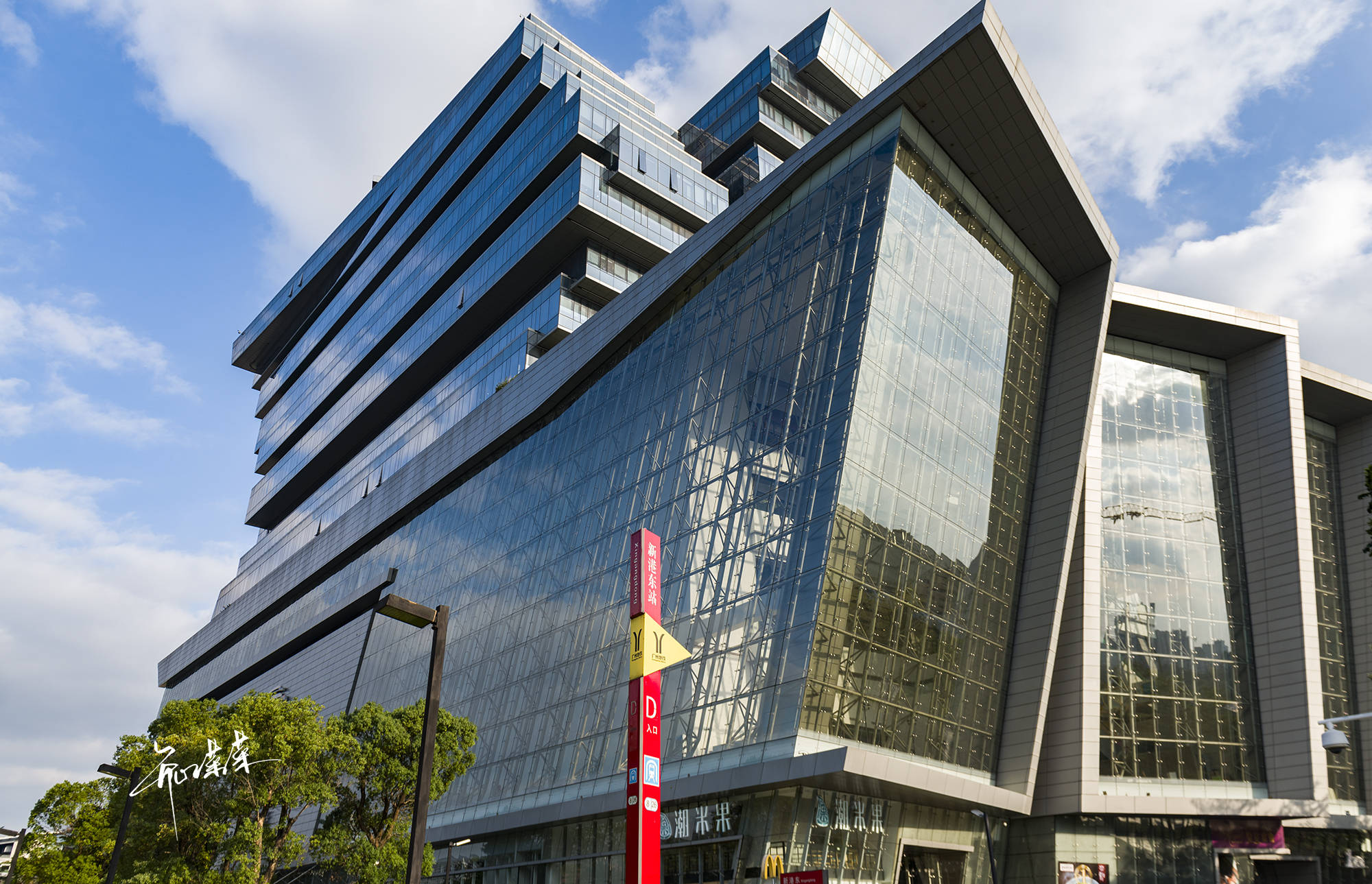 广州最奇葩大楼下面是棺材上面是金条而且有两座还一模一样