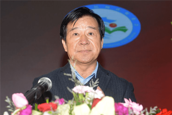 濮阳市教育局党组副书记李殿峰主持论坛,聂延军,张成铎,高尚功,魏胜先