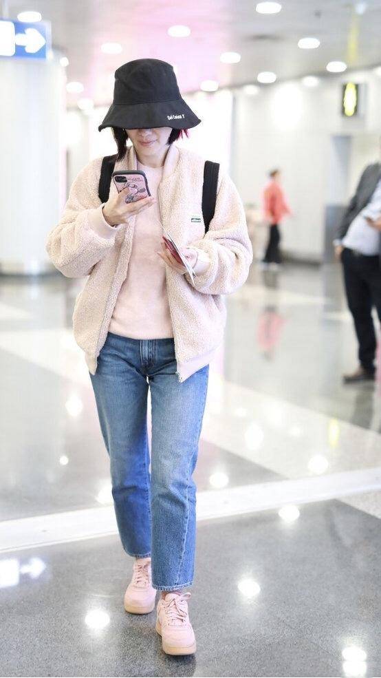 65岁赵雅芝还有健美腿穿卫衣配紧身牛仔裤不愧是气质奶奶