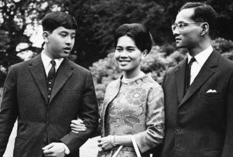 原创68岁泰王年轻时是美男子爱穿花衬衫香肠嘴朝天鼻遗传给儿女