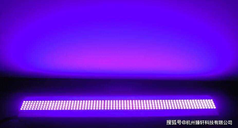 采用的是普通玻璃,紫外线是不能透出来的,被荧光粉吸收后才发出可见光