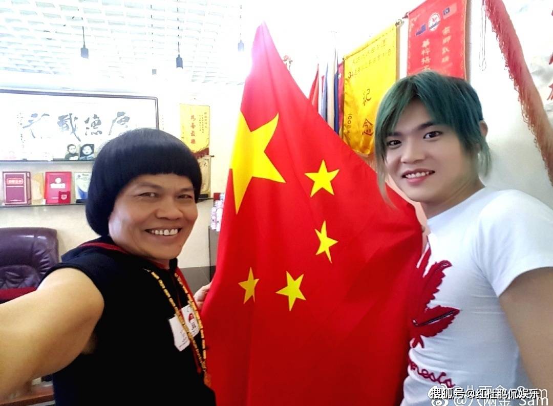 方脸蘑菇头香港最丑男人八两金儿子长相却秀气画风截然不同