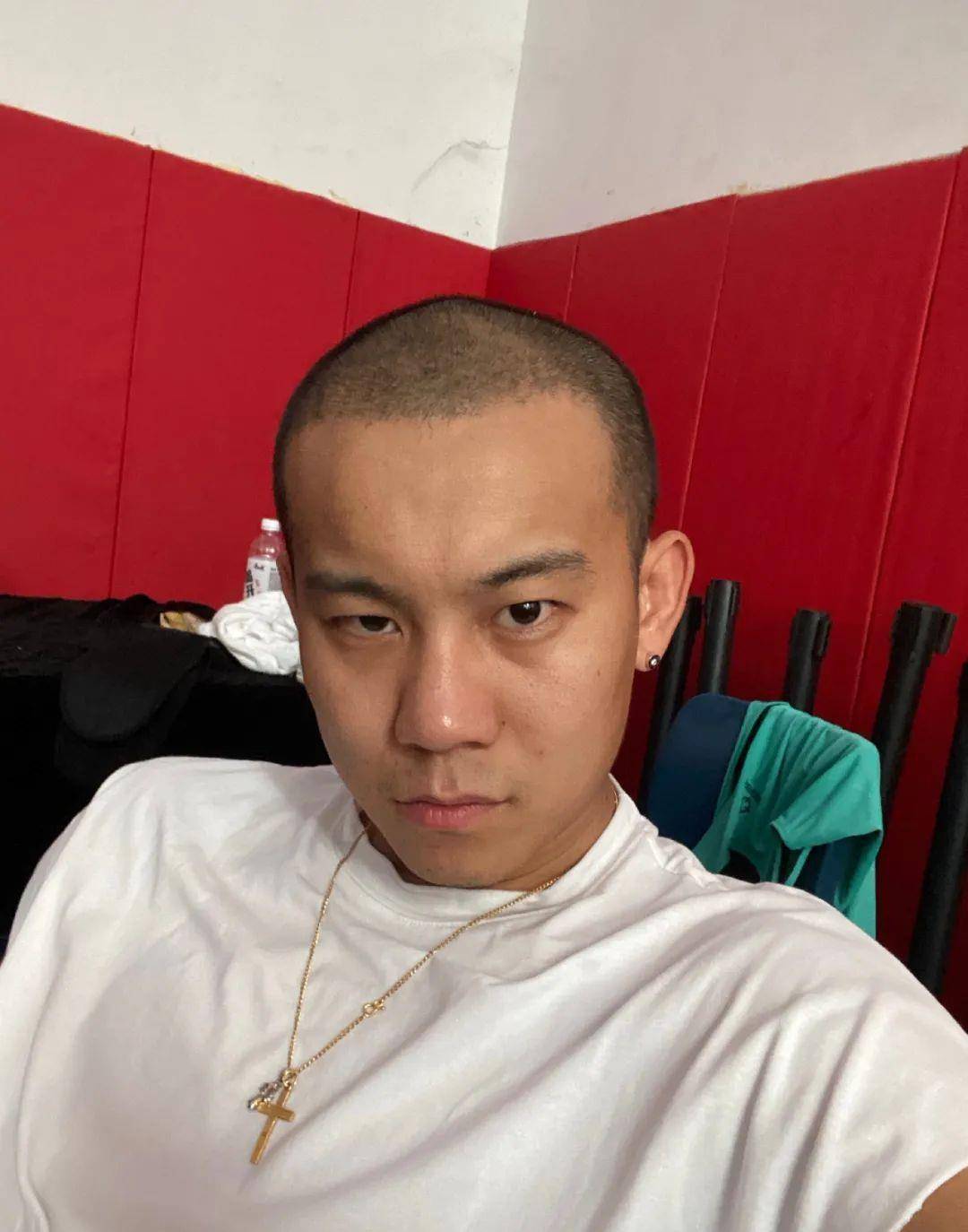 虽然曹芳在篮球路上没有马斌的那种专业履历,但是作为学界出道的街球