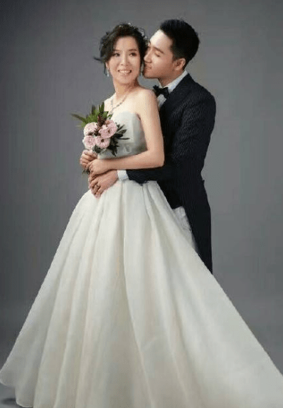 同为国乒名将, 李晓霞却晋升为妈妈, 而她越变越美却仍单身_翟一鸣