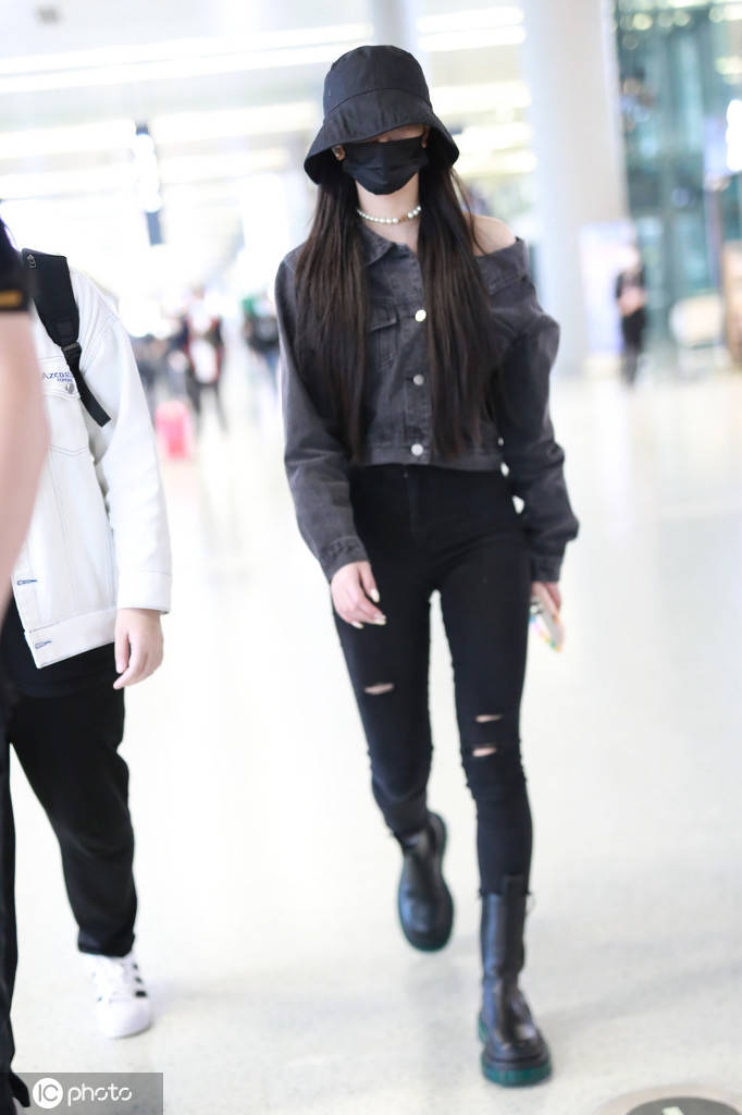 孔雪儿灰色牛仔衣 黑色牛仔裤,时尚帅气