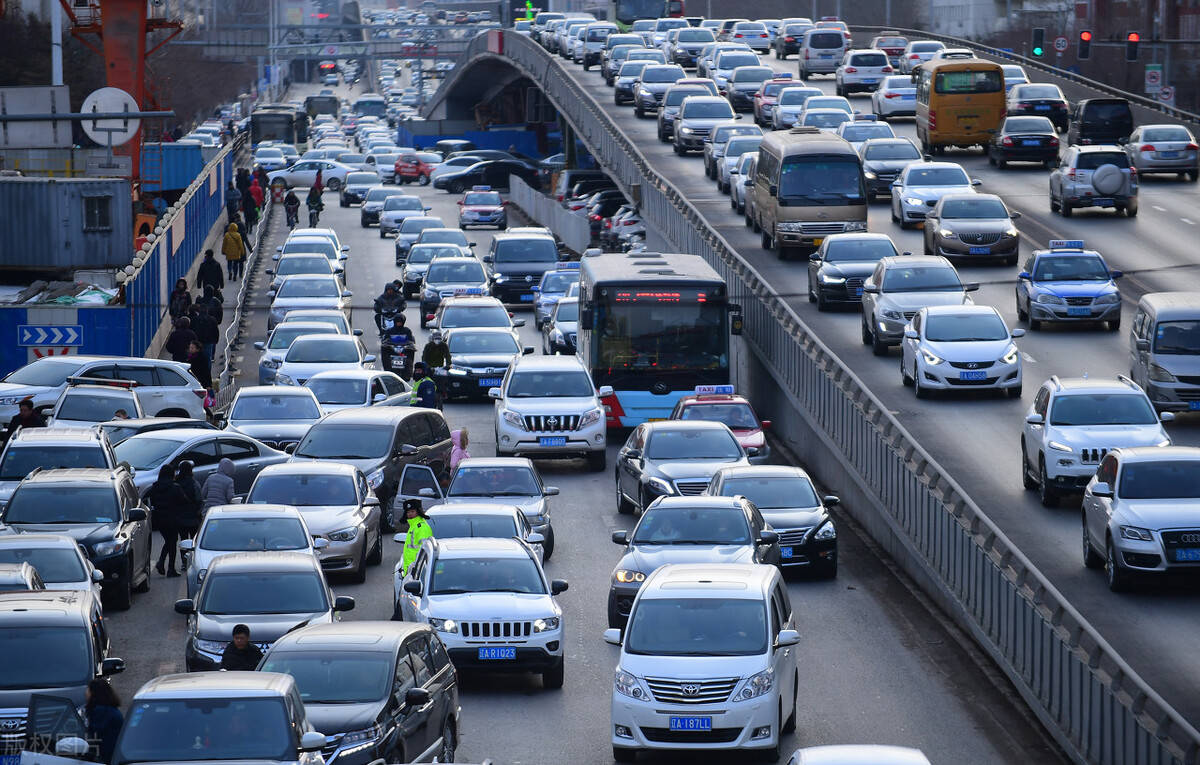 的车道是多乘员专用车道,顾名思义就是车内乘客较多的车辆行驶的道路