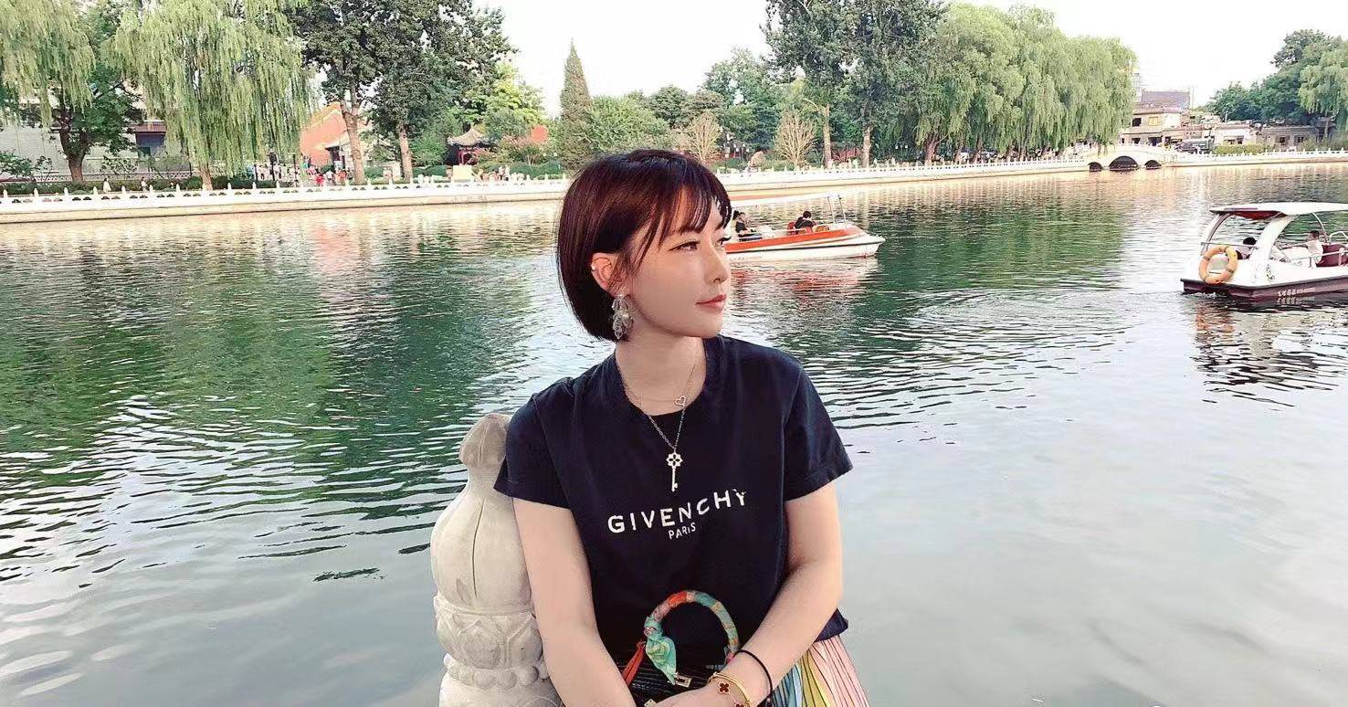 两人结婚时,颜骏凌正处于事业上升期,而朱玥的家境非常优越,没想到他