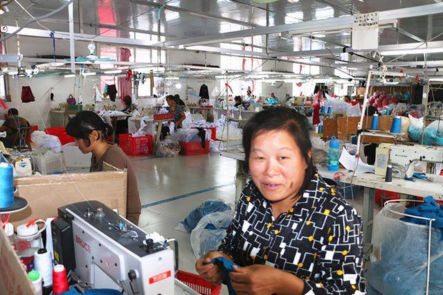 "我今年3月份过来上班,是计件的,多的一天能挣一百多块钱.