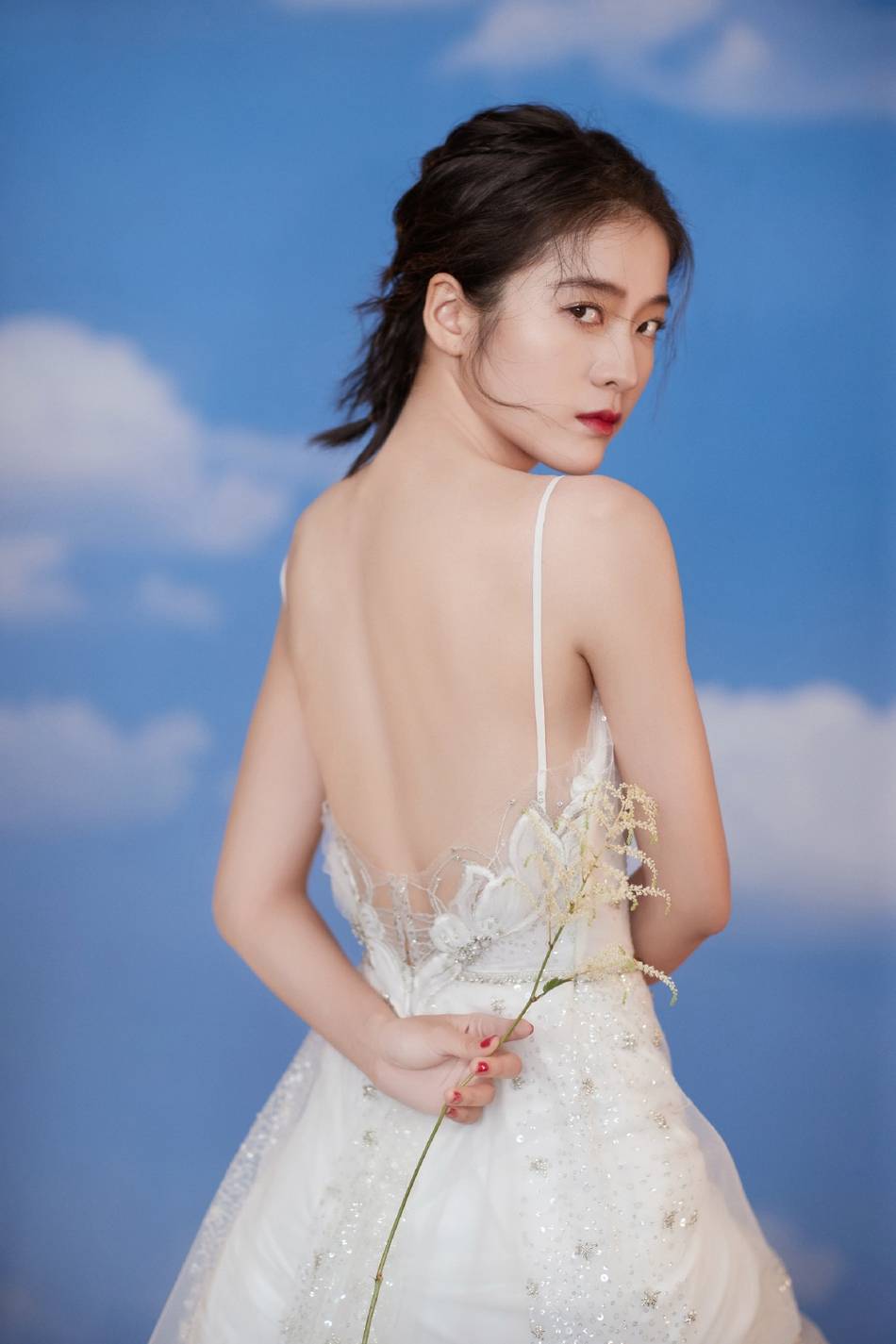 张雪迎穿轻纱吊带裙温柔浪漫 大秀美背性感撩人