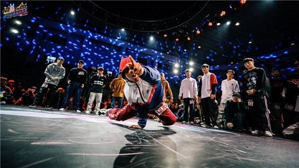 在战马街舞的舞台上,我们见证着中国体育的腾飞,见证着中国街舞的崛起