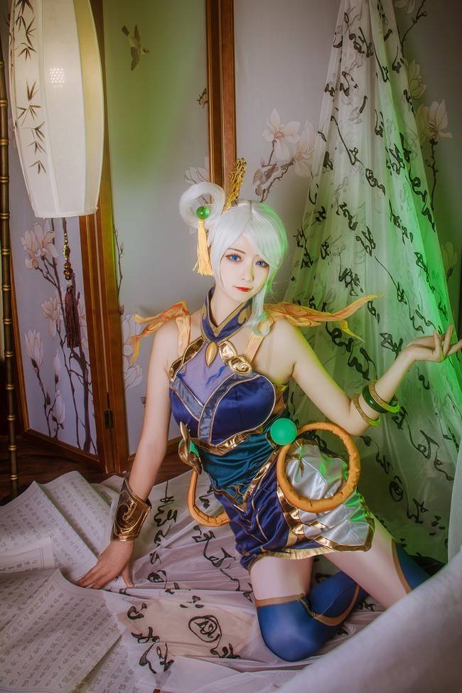 cos英雄联盟拉克丝春晖神女