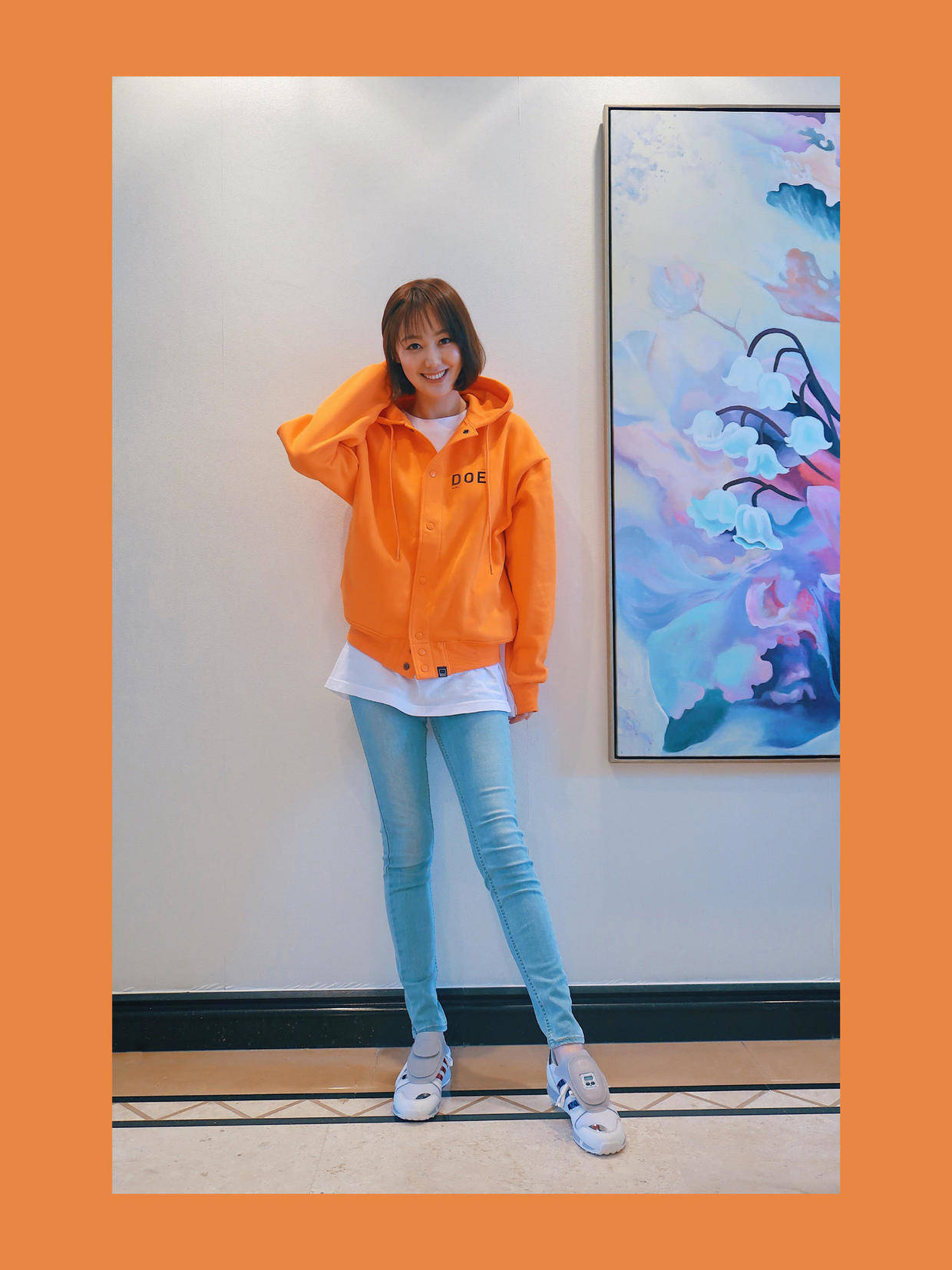 原创有一种气质叫王冠穿橙色卫衣配紧身牛仔裤身材不输超模