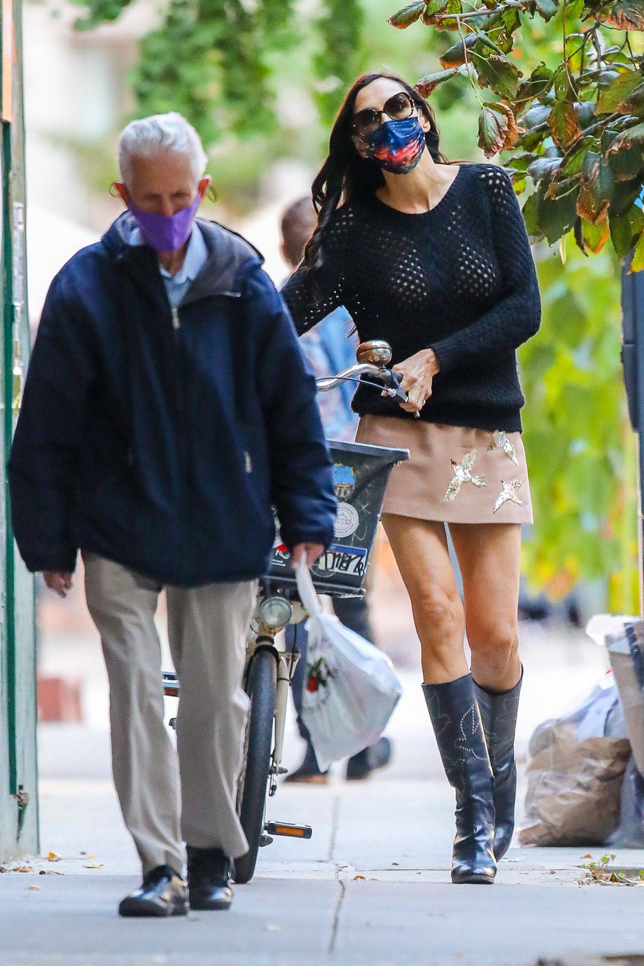 法米克·詹森穿黑色上衣搭粉色裙子清新靓丽,直筒皮靴时尚潮流