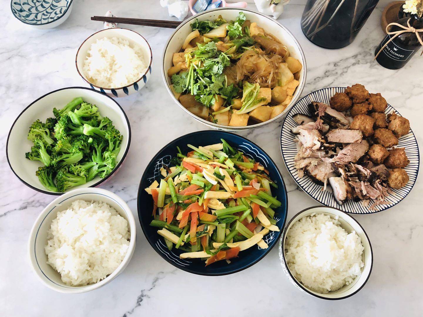 北京普通上班族的晚餐,虽然简单却好吃下饭,一家三口吃得香_土豆