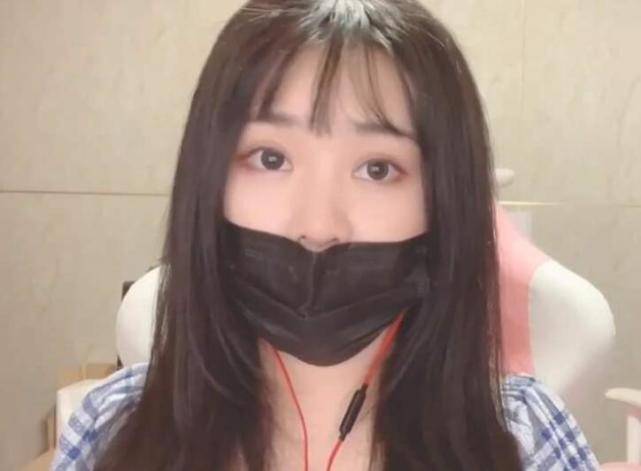 小团团直播再次翻车站起身美颜突然失效这身材最少130斤