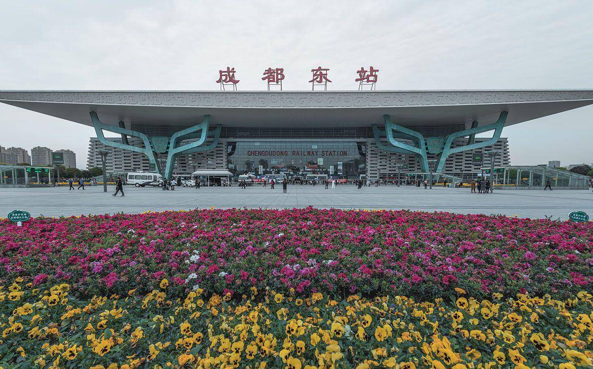 重庆火车站的规模远领先于成都,为何还有成都打压重庆的说法?_两地