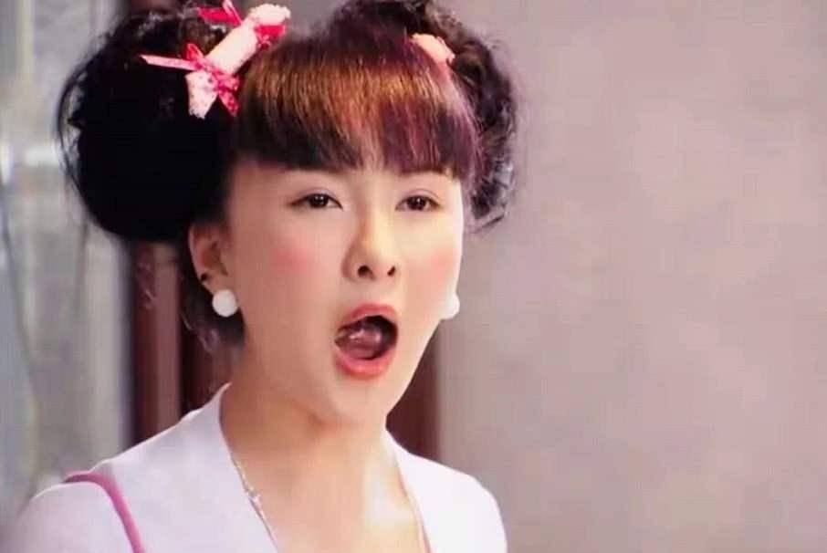 如今化浓妆烫卷发,御姐范十足_郑亦桐