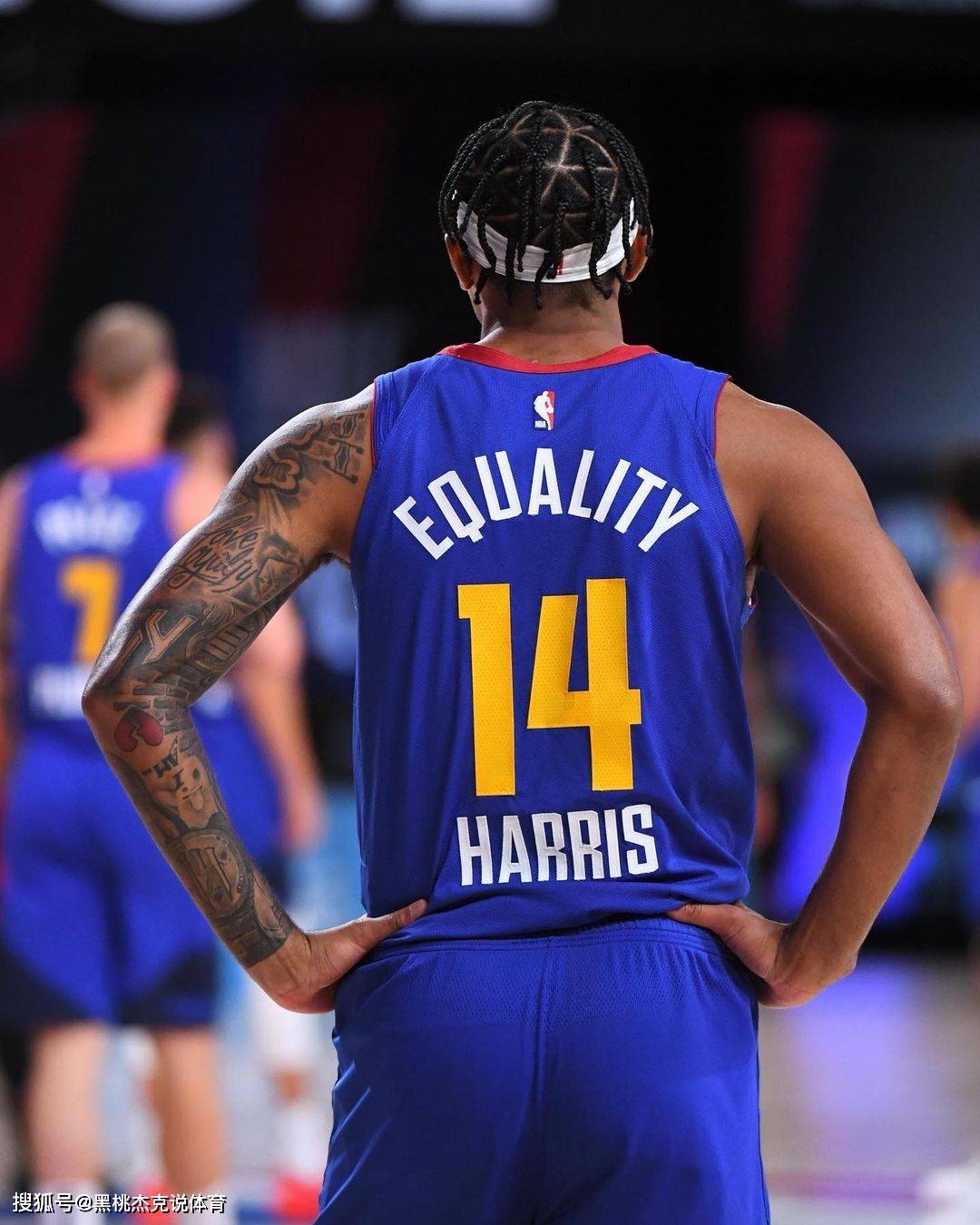 "霍勒迪明年还握有球员选项,掘金可以用一个赛季进行评估,看看他是否