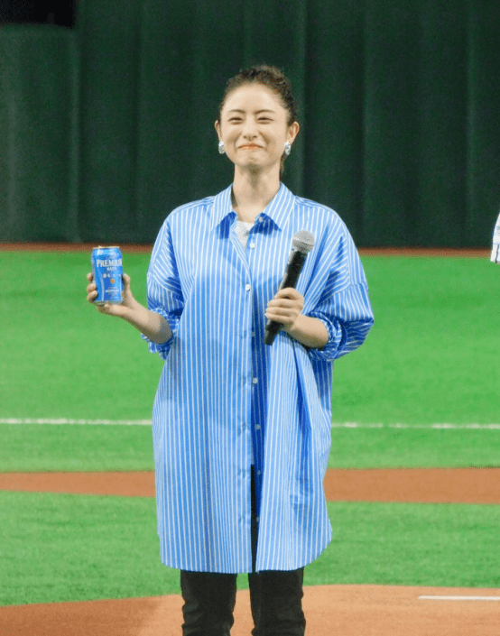 原创石原里美气质干净又清纯穿男友衬衫就系一个扣少女感不是吹的