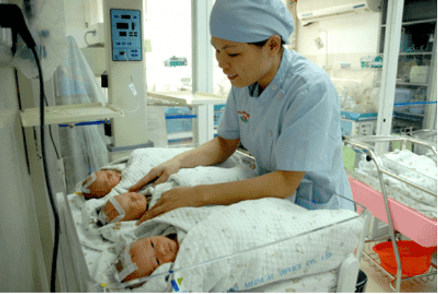 原创宝宝刚生下来就对着大人笑护士反手就是一巴掌家长赶忙道谢