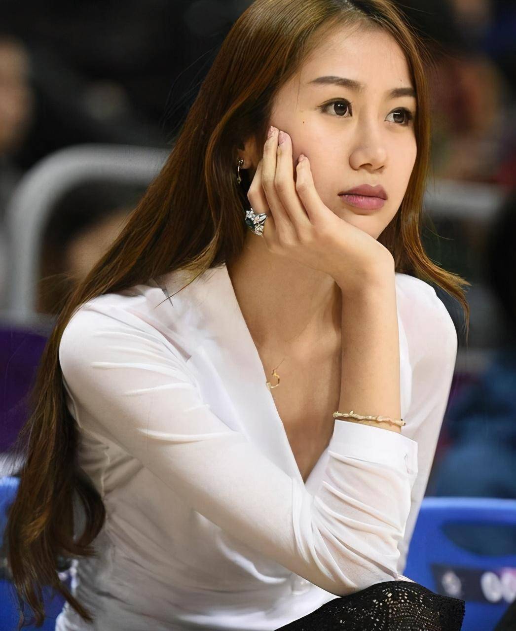 篮球运动员孙悦,妻子陈露貌美如花,儿女双全,堪称人生赢家