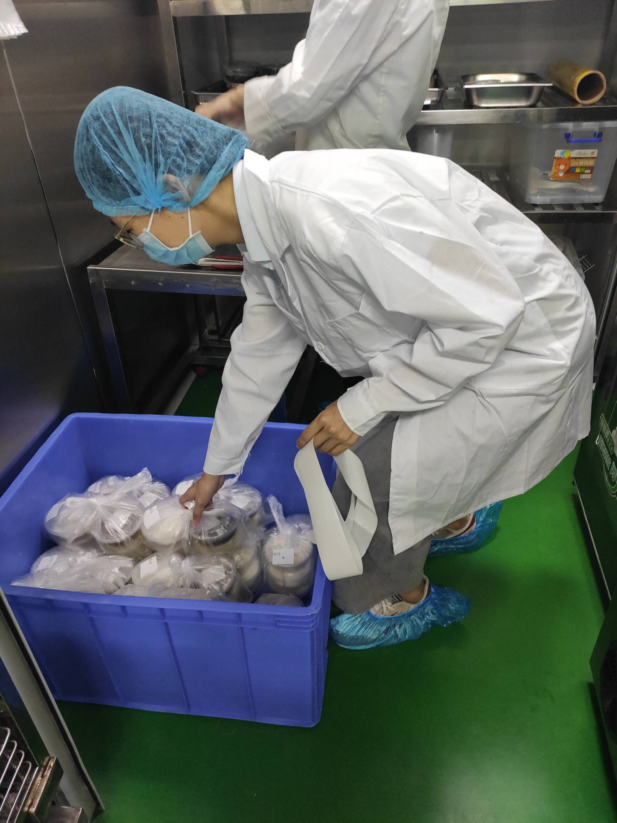 管培生容欣在人资部负责前台工作