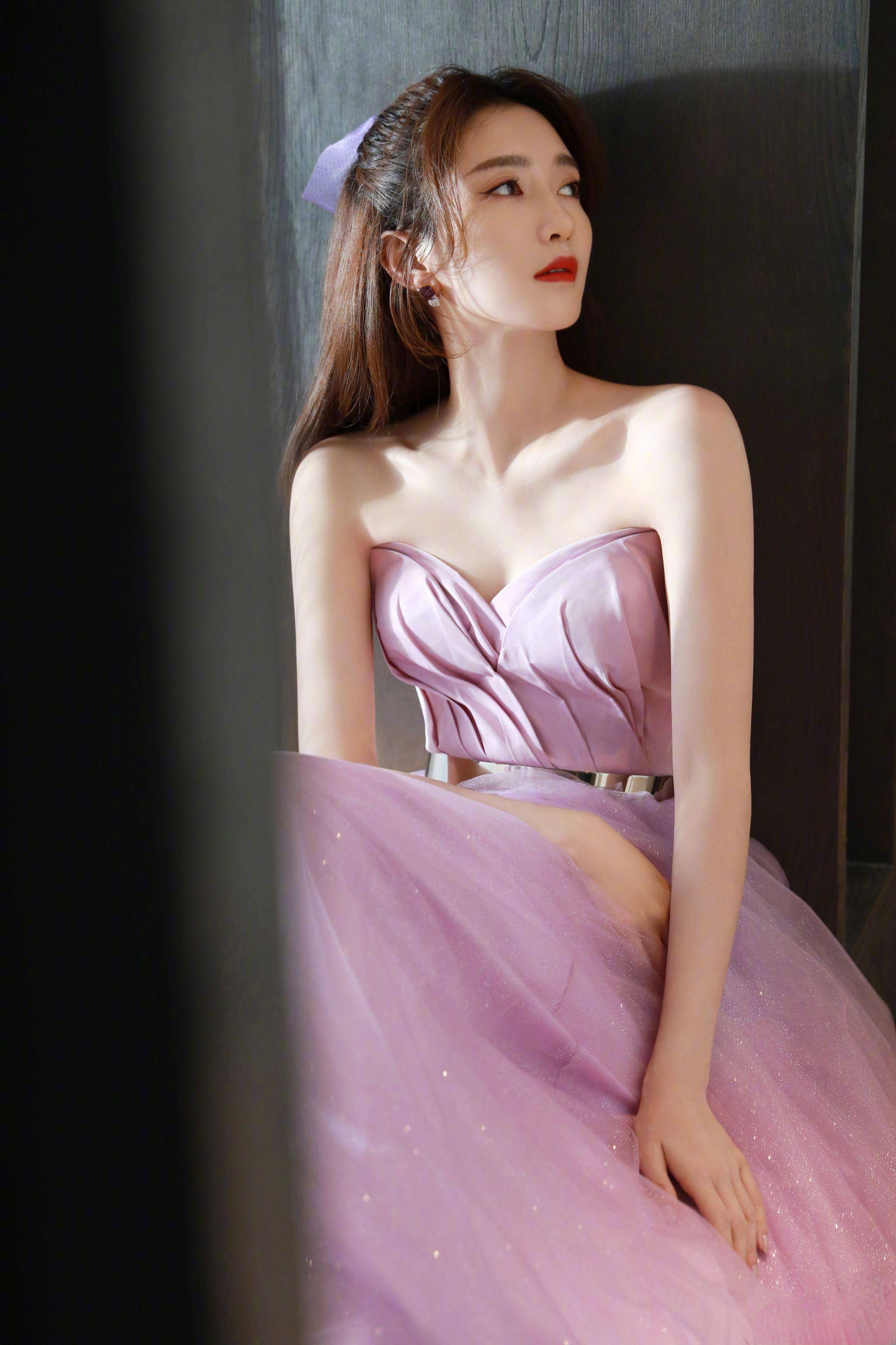 江疏影好有女神范,身穿紫色闪钻抹胸纱裙,尽显温柔甜美气质!