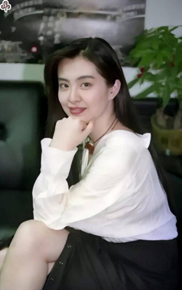 53岁王祖贤潮味不减当年穿卡其色背带裤搭条纹衫时髦又高级